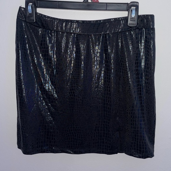 Faux crocodile leather mini skirt - Picture 2 of 5